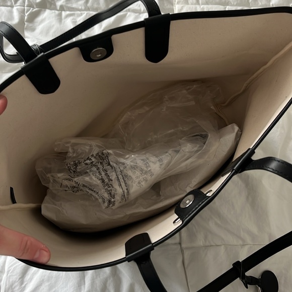 Michael Michael Kors Eliza Large East West
Open Tote with Wallet - Picture 6 of 8